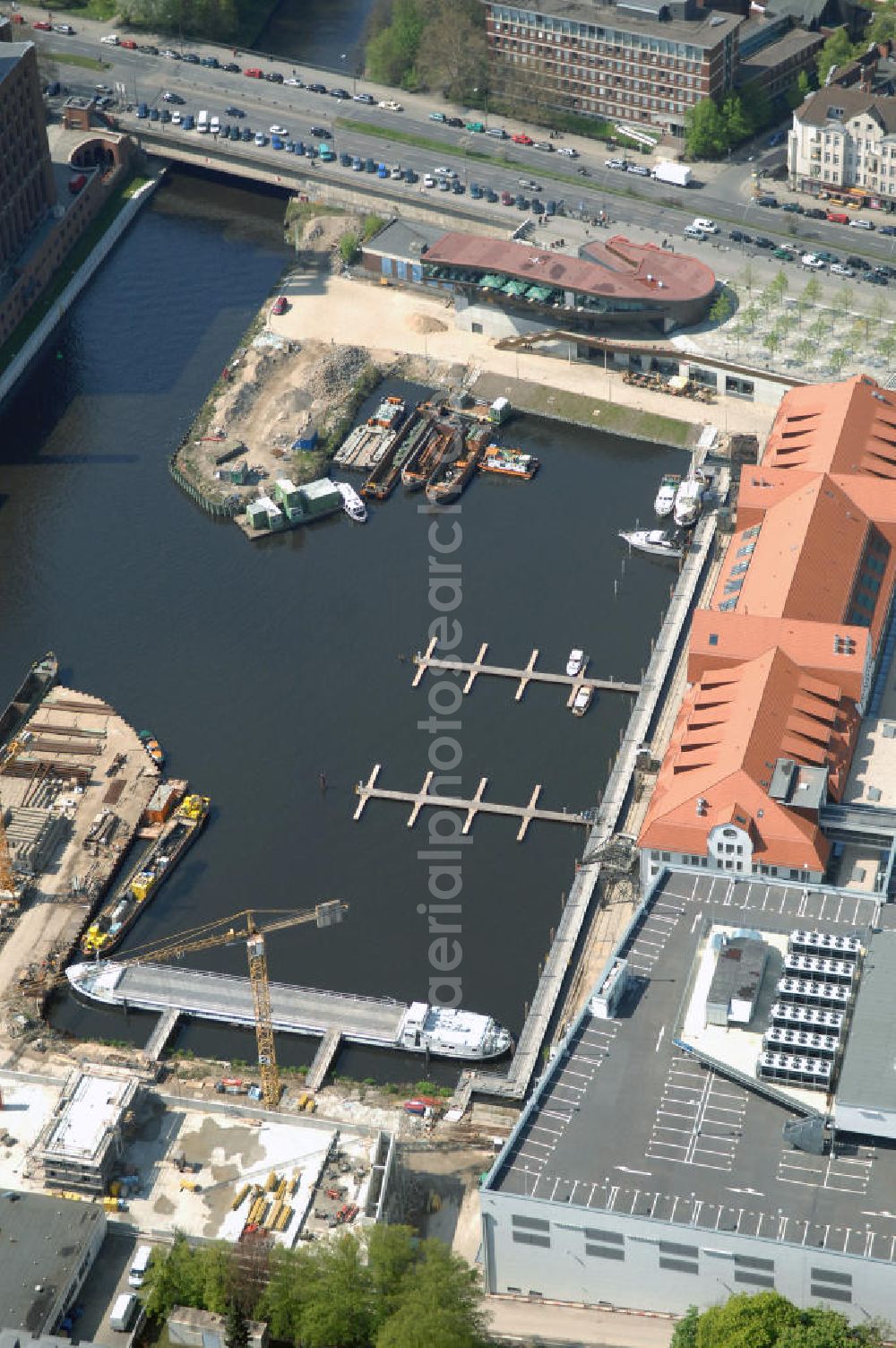 Berlin from above - Blick auf das neue Einkaufs-, Freizeit- und Kulturzentrum Tempelhofer Hafen in Berlin nahe dem Ullsteinhaus. Der Neubau wurde in das denkmalgeschützte Gebäude integriert. Die Architekten des Büros West 8 landscape architects sind für den neuen maritimen Flair in Tempelhof verantwortlich. Die IKB Deutsche Industriebank AG setzt das Projekt Tempelhofer Hafen gemeinsam mit der HLG Projektmanagement GmbH um. View the new shopping, leisure and cultural center in Berlin Tempelhof port near the house Ullstein. The new building was built into the listed building. The architects of the agency West 8 landscape architects are responsible for the new maritime flair in Tempelhof. The German industrial bank IKB AG is the project Tempelhof Harbour jointly by the HLG Projektmanagement GmbH.