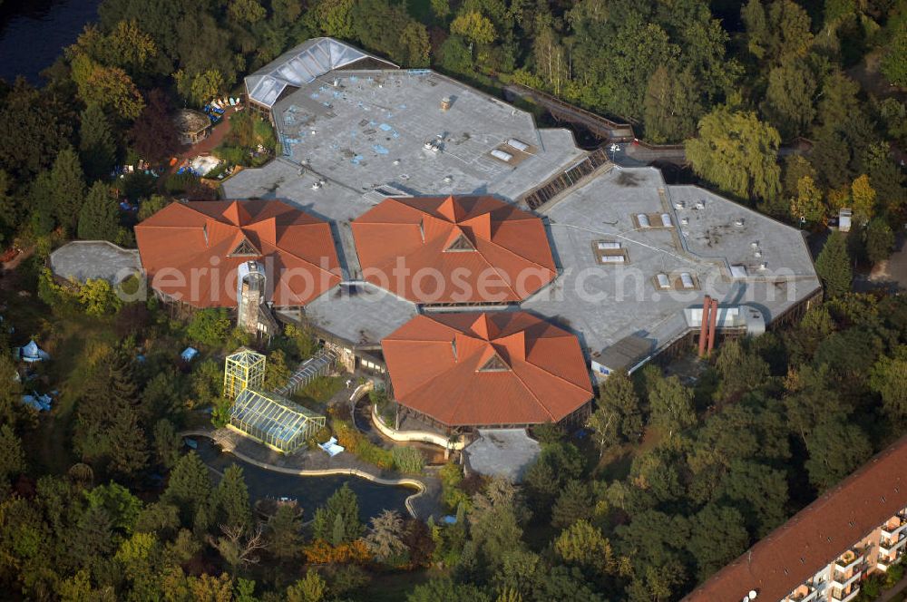 Aerial photograph Berlin - Blick auf das geschlossene Spaßbad / Freizeitbad Blub im Stadtteil Tempelhof. Einzig die Saunawelt ist geöffnet. Kontakt: Saunawelt Al Andalus, Buschkrugallee 64, 12359 Berlin, Tel. +49(0)30 60 90 60, Fax +49(0)30 60 08 38 57, info@saunawelt-al-andalus.de