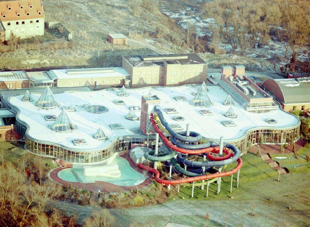 Halle / Saale from above - Freizeitbad in Halle / Saale Das aus der Beesener Aue gewonnene Wasser wurde im alten Wasserwerk Beesen aufbereitet. 1993 hatte das Werk ausgedient, seit 1999 kommen hier die Wasserratten im neuen Spaßbad Maya Mare auf ihre Kosten. 10.12.02