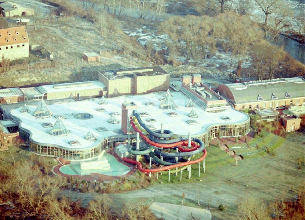 Halle / Saale from the bird's eye view: Freizeitbad in Halle / Saale Das aus der Beesener Aue gewonnene Wasser wurde im alten Wasserwerk Beesen aufbereitet. 1993 hatte das Werk ausgedient, seit 1999 kommen hier die Wasserratten im neuen Spaßbad Maya Mare auf ihre Kosten. 10.12.02