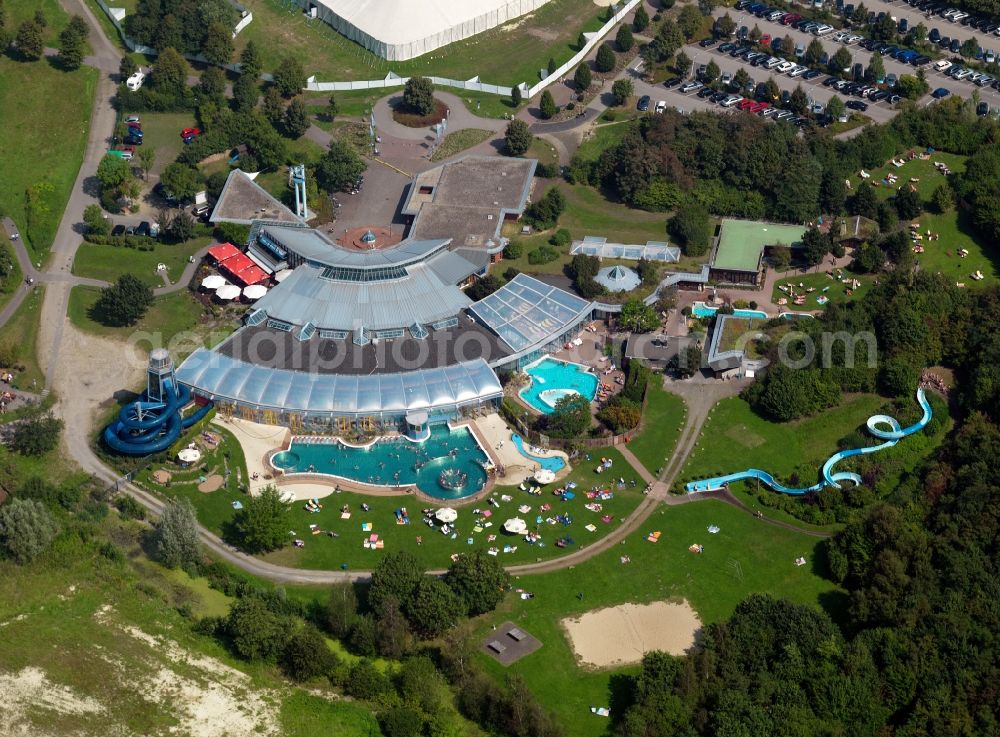 Witten from above - Water Park and Leisure Pool Heveney in Witten in the state of North Rhine-Westphalia. The indoor and outdoor facilities are located on Lake Kemnader See and are part of the leisure park Kemnade. It was designed by Aichele Architects Stuttgart and the landscape architect Eckebrecht Kelkheim and opened in 1986