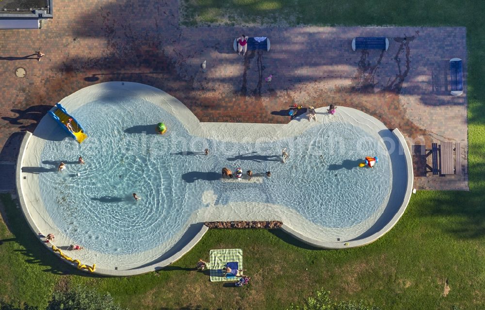 Aerial photograph Kleve - Water park Sternbusch in Kleve in the state North Rhine-Westphalia. The facility has four swimming pools, including alow children's wading pool with an adjacent meadow