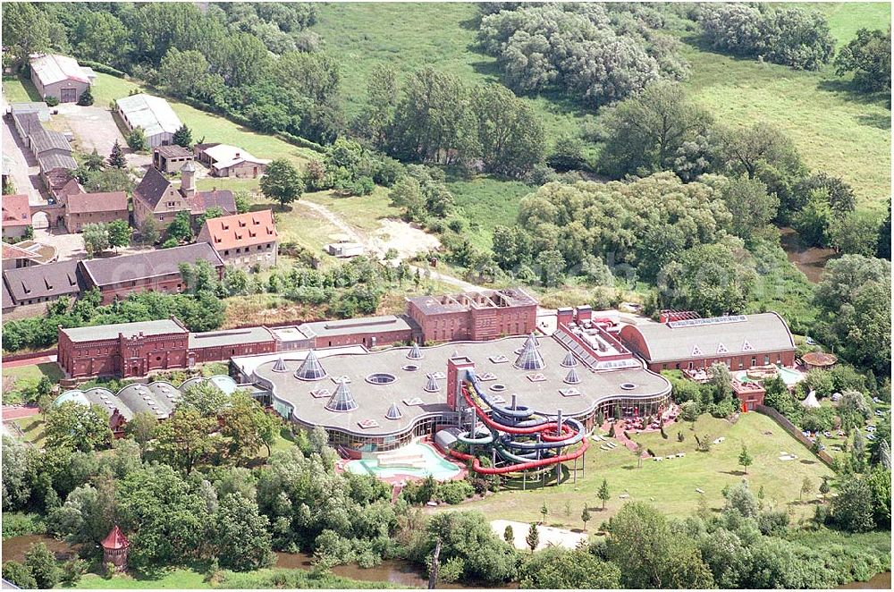 Aerial photograph Halle - 11.07.2004 Freizeitbad in Halle / Saale Das aus der Beesener Aue gewonnene Wasser wurde im alten Wasserwerk Beesen aufbereitet. 1993 hatte das Werk ausgedient, seit 1999 kommen hier die Wasserratten im neuen Spaßbad Maya Mare auf ihre Kosten.