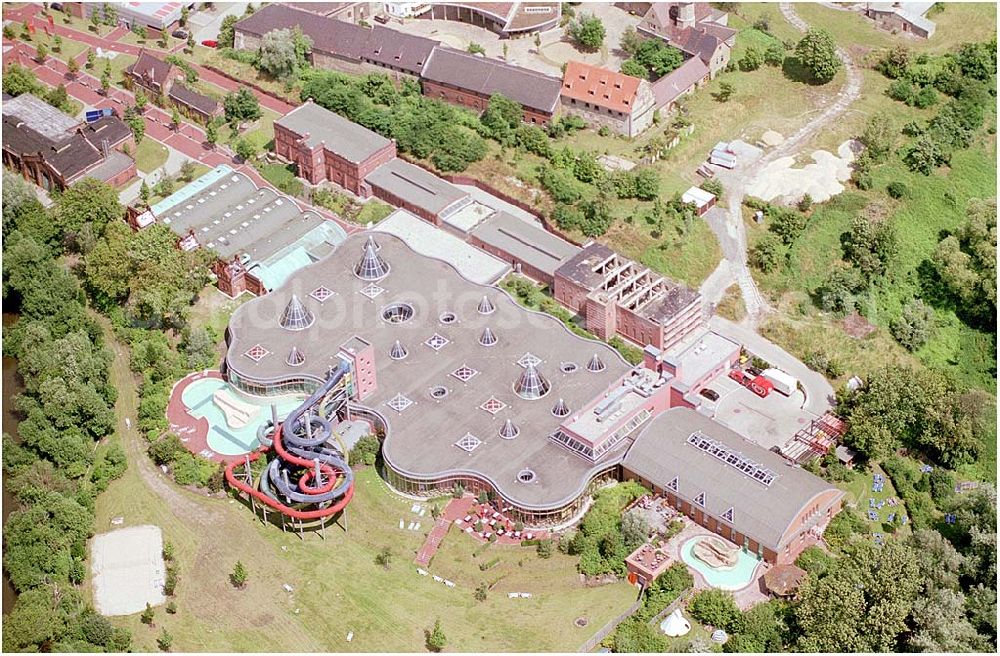 Aerial photograph Halle - 11.07.2004 Freizeitbad in Halle / Saale Das aus der Beesener Aue gewonnene Wasser wurde im alten Wasserwerk Beesen aufbereitet. 1993 hatte das Werk ausgedient, seit 1999 kommen hier die Wasserratten im neuen Spaßbad Maya Mare auf ihre Kosten.