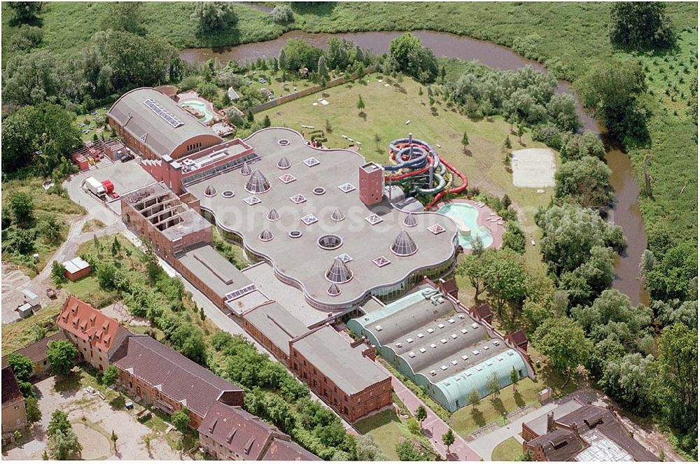 Halle from the bird's eye view: 11.07.2004 Freizeitbad in Halle / Saale Das aus der Beesener Aue gewonnene Wasser wurde im alten Wasserwerk Beesen aufbereitet. 1993 hatte das Werk ausgedient, seit 1999 kommen hier die Wasserratten im neuen Spaßbad Maya Mare auf ihre Kosten.