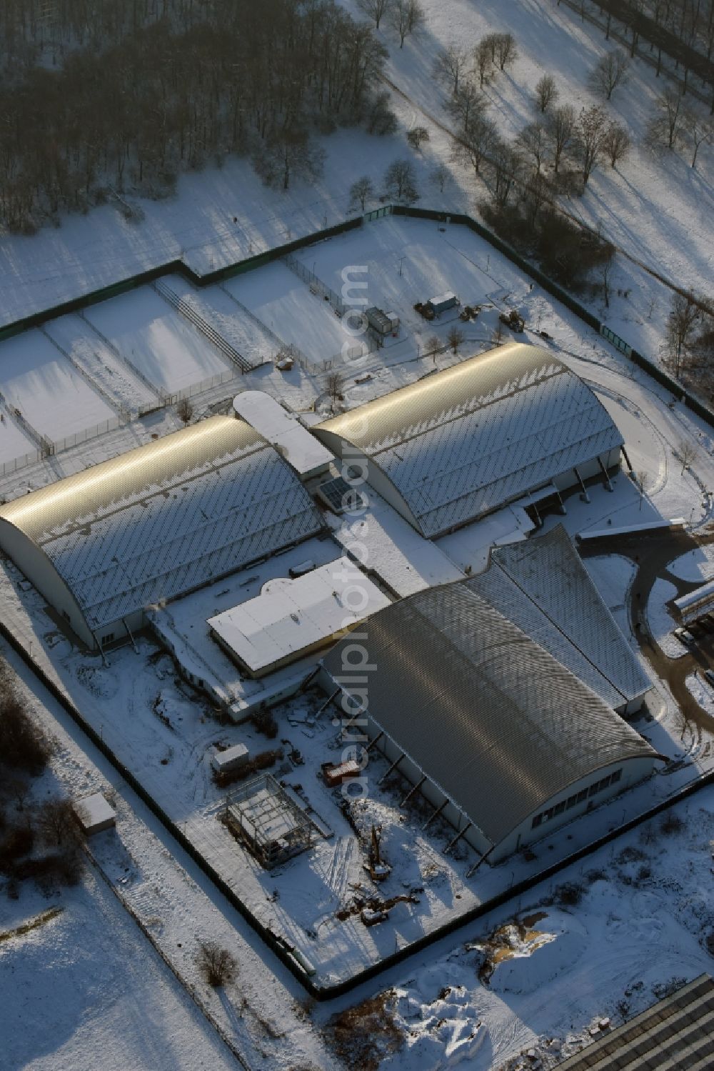 Aerial photograph Magdeburg - Winterly snowy building of the leisure facility LIFE im Herrenkrug GmbH & Co. KG besides the road Herrenkrugstrasse in Magdeburg in the state Saxony-Anhalt