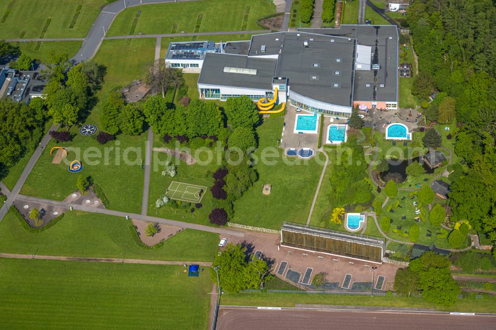 Aerial image Arnsberg - Thermal bath and swimming pool at the outdoor pool of the leisure facility NASS - Freizeitbad Arnsberg with the sports center Grosse Wiese in Arnsberg in the Sauerland in the state North Rhine-Westphalia, Germany