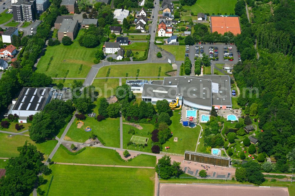 Aerial photograph Arnsberg - Thermal bath and swimming pool at the outdoor pool of the leisure facility NASS - Freizeitbad Arnsberg with the sports center Grosse Wiese in Arnsberg in the Sauerland in the state North Rhine-Westphalia, Germany