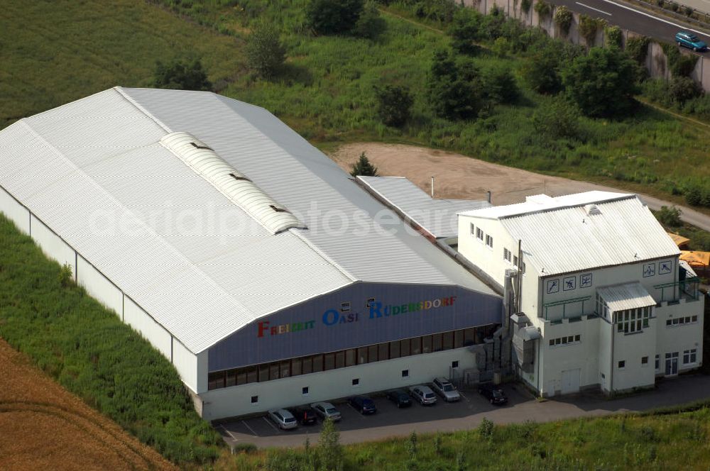 Rüdersdorf from the bird's eye view: Blick auf die Freizeit Oase Rüdersdorf in der Woltersdorfer Straße, ein Sport- und Freizeitzentrum mit zahlreichen Sportplätzen (Squash, Tennis, etc.), Fitness, Billiard, einem Saunabereich, diversen Veranstaltungsräumen und Gastronomie. Kontakt: Tel. +49(0)33638 68088, info@freizeitoase-ruedersdorf.de