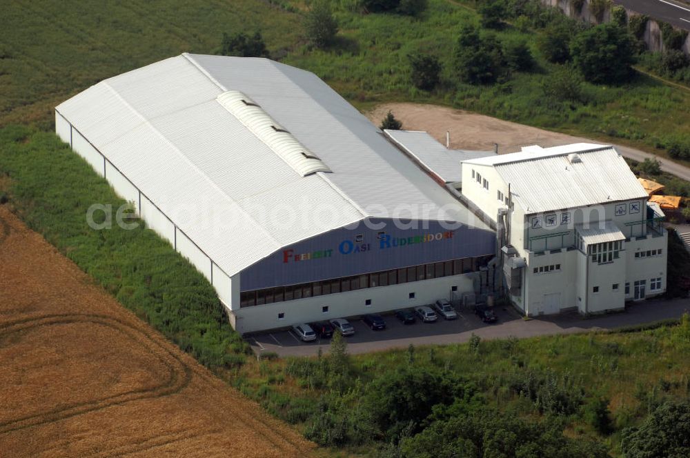 Aerial image Rüdersdorf - Blick auf die Freizeit Oase Rüdersdorf in der Woltersdorfer Straße, ein Sport- und Freizeitzentrum mit zahlreichen Sportplätzen (Squash, Tennis, etc.), Fitness, Billiard, einem Saunabereich, diversen Veranstaltungsräumen und Gastronomie. Kontakt: Tel. +49(0)33638 68088, info@freizeitoase-ruedersdorf.de