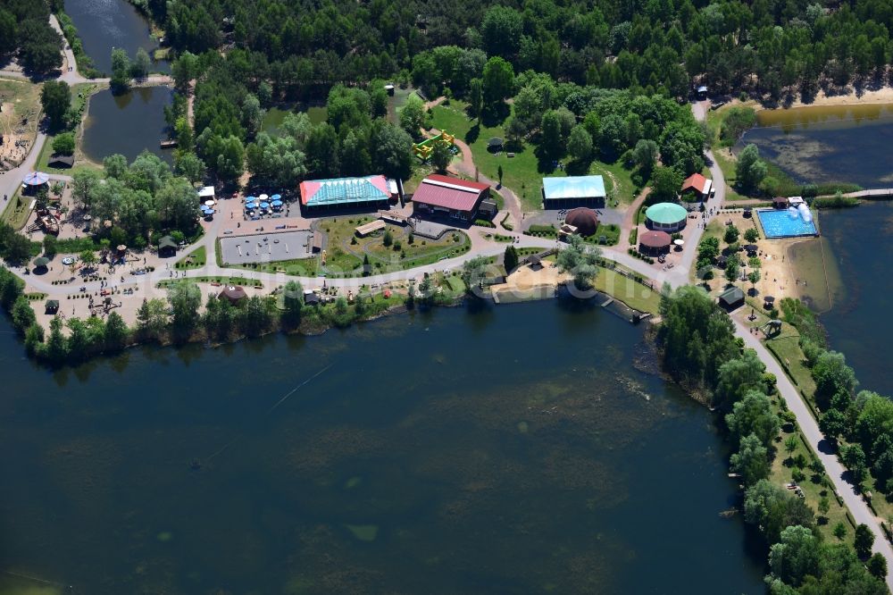 Aerial image Oranienburg - Fun Park Germendorf in Oranienburg in the state of Brandenburg. The park, zoo and playground with its pools and childrens facilities is located on the shores of the Waldseen lakes in the West of the Germendorf part of Oranienburg