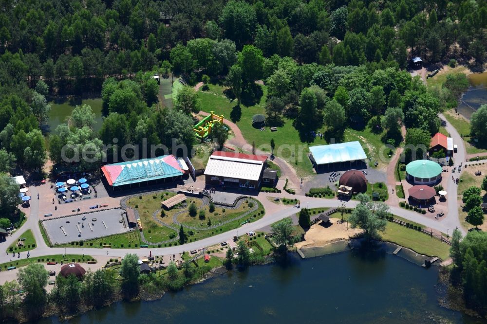 Aerial photograph Oranienburg - Fun Park Germendorf in Oranienburg in the state of Brandenburg. The park, zoo and playground with its pools and childrens facilities is located on the shores of the Waldseen lakes in the West of the Germendorf part of Oranienburg