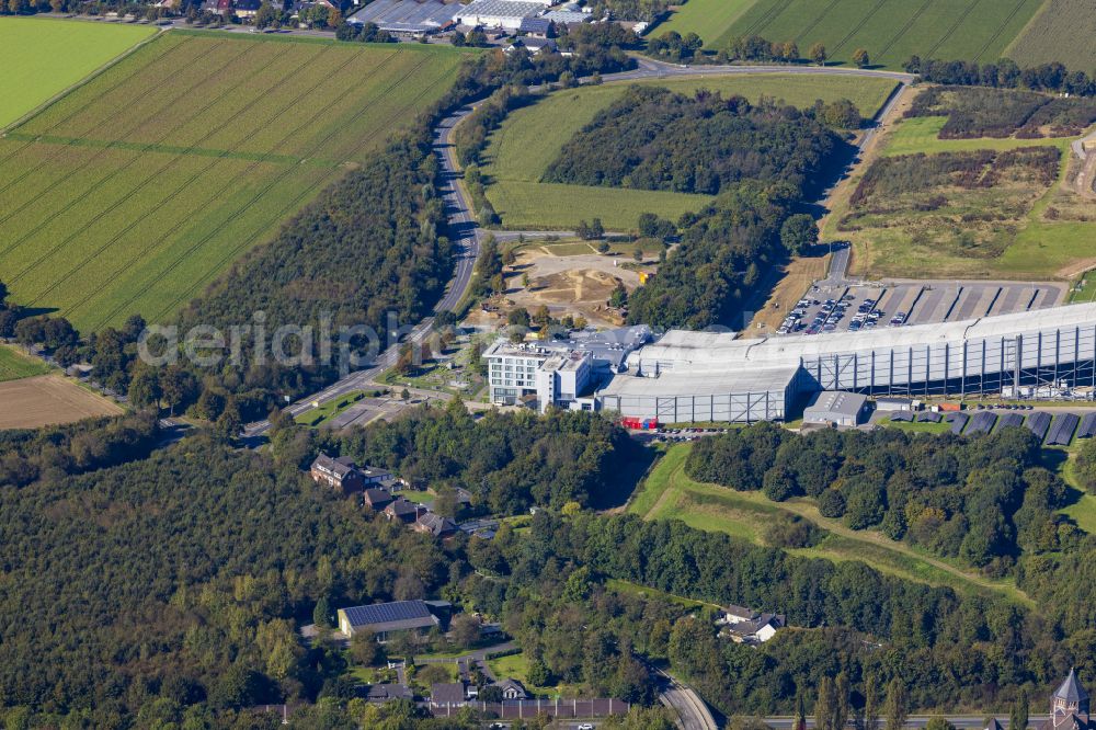 Neuss from the bird's eye view: Leisure park and amusement park the Alpenpark Neuss in Neuss on the street An der Skihalle 1 in the federal state of North Rhine-Westphalia, Germany