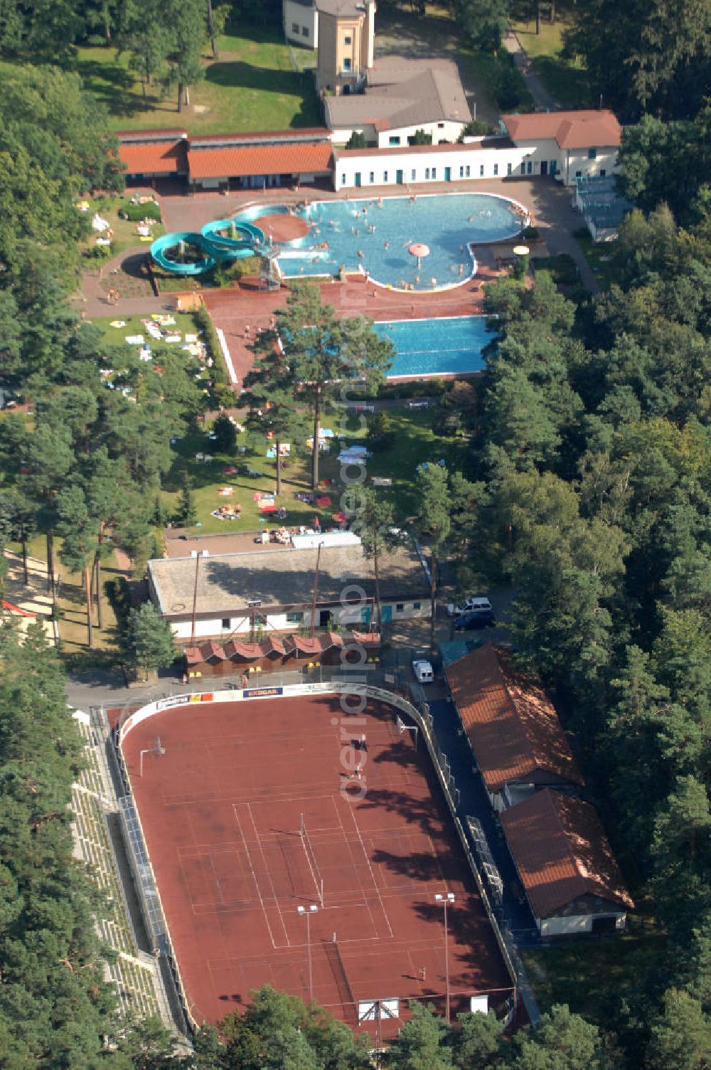 Aerial image Niesky - Blick auf den Freizeitpark Niesky in der Oberlausitz. Die Kleinstadt Niesky liegt im Landkreis Görlitz in Sachsen. Im Freizeitpark befinden sich eine Sportanlage mit Tennis-, Volleyball- und Basketballplätzen und das Freizeitbad Waldbad mit Schwimmerbecken, einer große Rutsche und einem Nicht-Schwimmerbereich. Kontakt: Freizeitpark Niesky, Plittstraße 20, 02906 Niesky, Tel. +49 (0) 35 88 25 31 10, E-Mail: info@stadtwerke-niesky.de