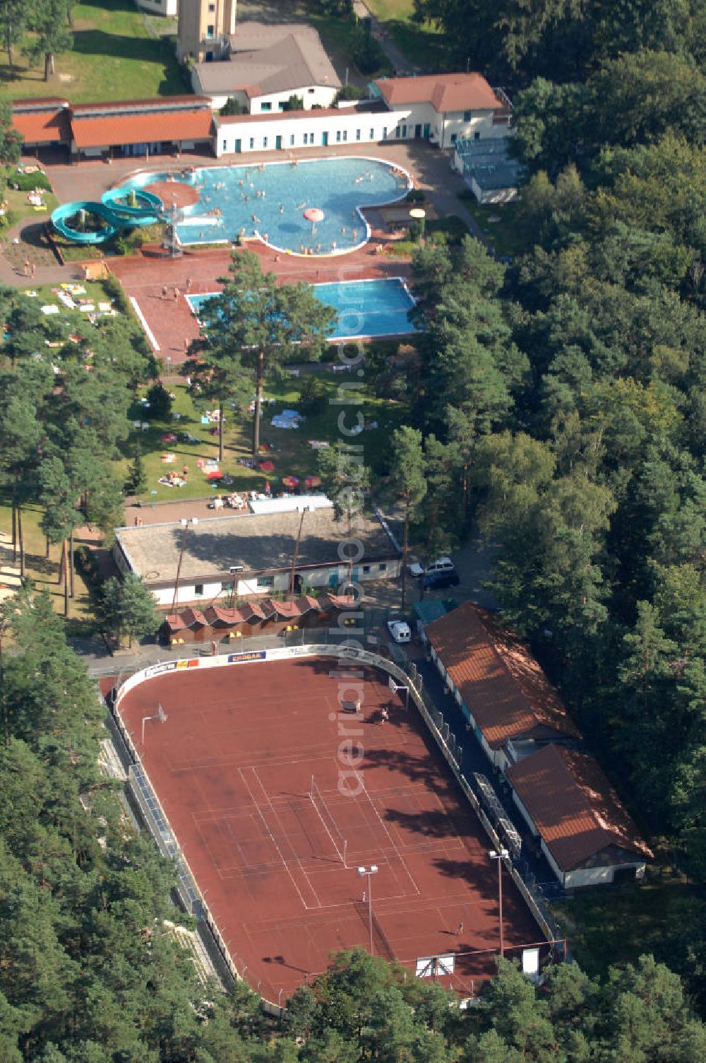 Aerial photograph Niesky - Blick auf den Freizeitpark Niesky in der Oberlausitz. Die Kleinstadt Niesky liegt im Landkreis Görlitz in Sachsen. Im Freizeitpark befinden sich eine Sportanlage mit Tennis-, Volleyball- und Basketballplätzen und das Freizeitbad Waldbad mit Schwimmerbecken, einer große Rutsche und einem Nicht-Schwimmerbereich. Kontakt: Freizeitpark Niesky, Plittstraße 20, 02906 Niesky, Tel. +49 (0) 35 88 25 31 10, E-Mail: info@stadtwerke-niesky.de