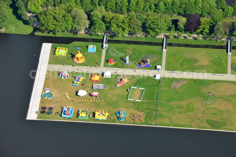 Schwerin from the bird's eye view: Leisure Centre - Amusement Park a bouncy castle landscape on the shores of Lake in Schwerin in the state Mecklenburg - Western Pomerania