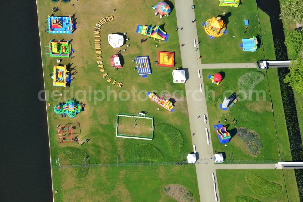 Schwerin from the bird's eye view: Leisure Centre - Amusement Park a bouncy castle landscape on the shores of Lake in Schwerin in the state Mecklenburg - Western Pomerania