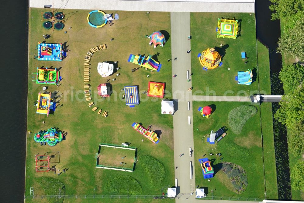 Aerial photograph Schwerin - Leisure Centre - Amusement Park a bouncy castle landscape on the shores of Lake in Schwerin in the state Mecklenburg - Western Pomerania