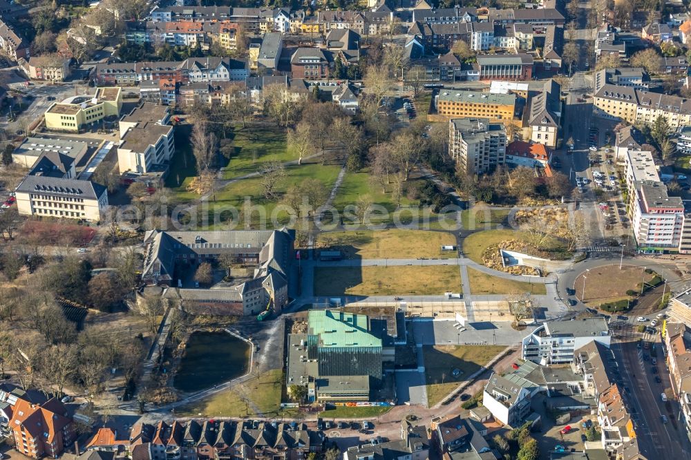 Dinslaken from the bird's eye view: Building of the cinema - movie theater of Kathrin-Tuerks-Halle and the Burg Dinslaken Am Platz D'Agen in Dinslaken in the state North Rhine-Westphalia, Germany