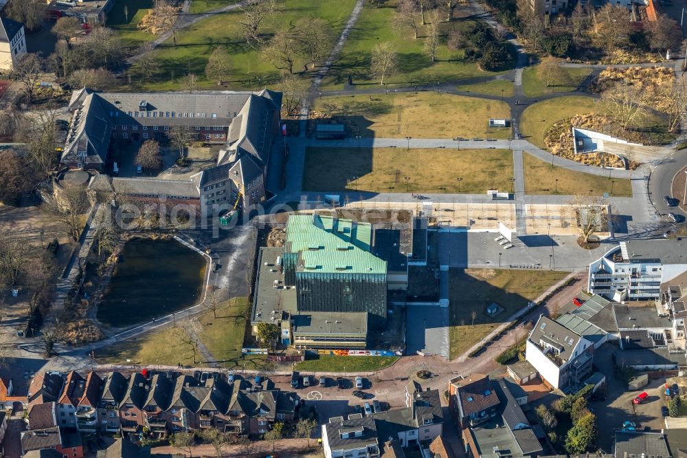 Aerial image Dinslaken - Building of the cinema - movie theater of Kathrin-Tuerks-Halle and the Burg Dinslaken Am Platz D'Agen in Dinslaken in the state North Rhine-Westphalia, Germany