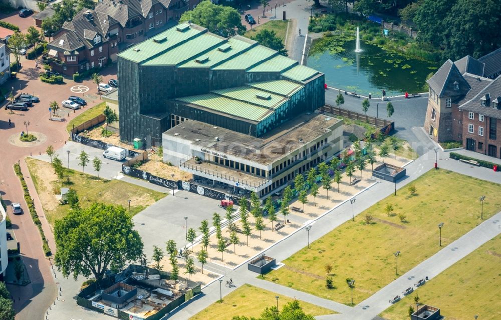 Aerial photograph Dinslaken - Building of the cinema - movie theater of Kathrin-Tuerks-Halle Am Platz D'Agen in Dinslaken in the state North Rhine-Westphalia, Germany