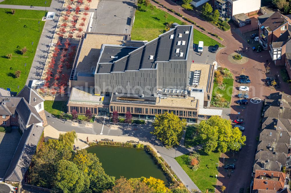 Dinslaken from above - Building of the cinema - movie theater of Kathrin-Tuerks-Halle Am Platz D'Agen in Dinslaken in the state North Rhine-Westphalia, Germany