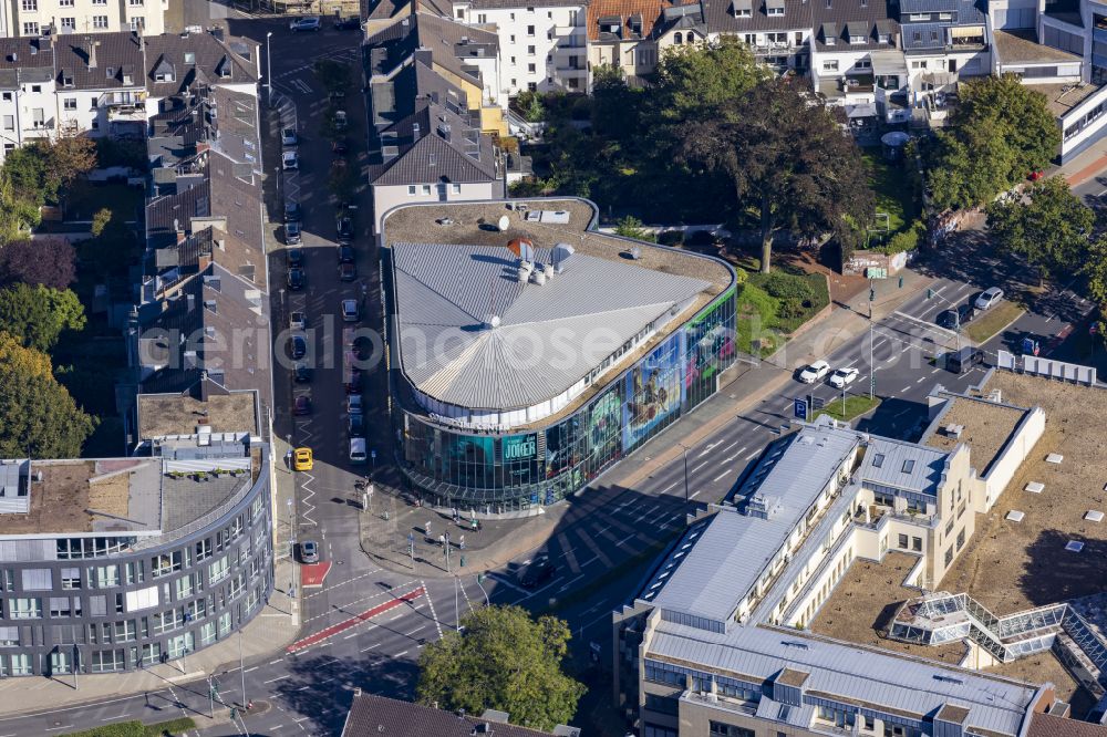 Mönchengladbach from above - Building of the cinema - movie theater Comet Cine Center on Kaiserstrasse in Moenchengladbach in the federal state of North Rhine-Westphalia, Germany