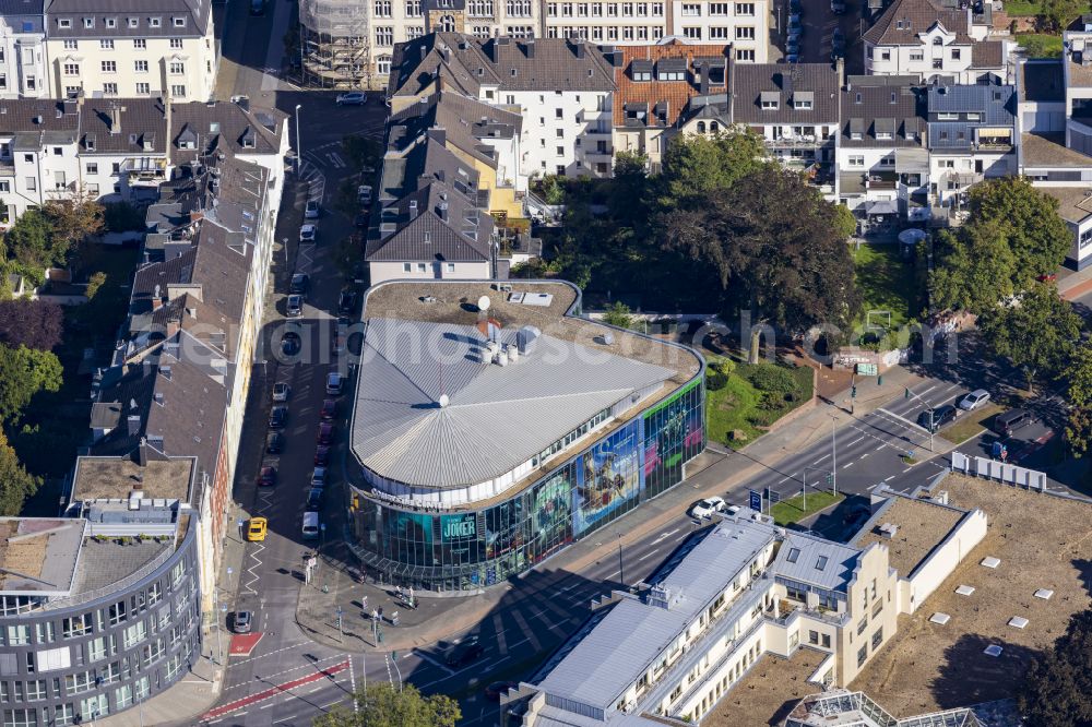 Aerial image Mönchengladbach - Building of the cinema - movie theater Comet Cine Center on Kaiserstrasse in Moenchengladbach in the federal state of North Rhine-Westphalia, Germany