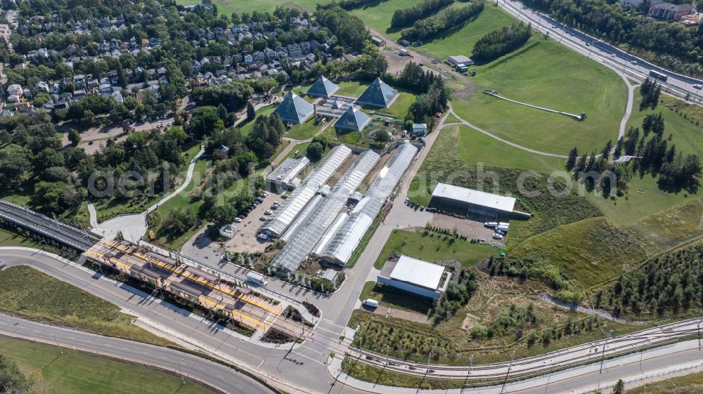 Aerial photograph Edmonton - Leisure Centre - Amusement Park Muttart Conservatory Botanischer Garten on street 98 Street Northwest in Edmonton in Alberta, Canada