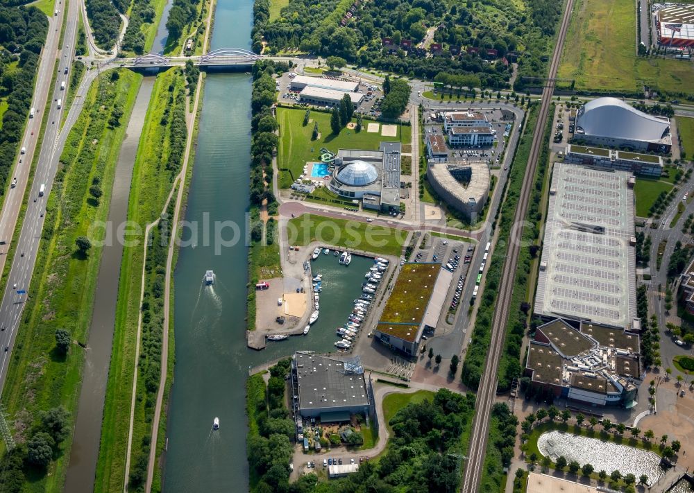 Aerial image Oberhausen - Leisure center in the Neue Mitte Oberhausen with Aquarium SEA LIFE Oberhausen, Theater Stage Metronom Theater - Theater am CentrO and Kino Der Filmpalast Oberhausen im Centro, Hallenschwimmbad and Yachthafen of the operating company AQUApark Oberhausen GmbH along the river Rhein-Herne-Kanal in Oberhausen, North Rhine-Westphalia, Germany