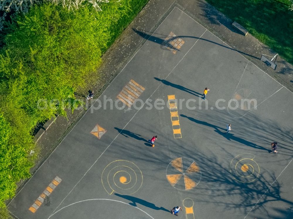 Duisburg from the bird's eye view: Leisure Centre - Amusement Park and Park Am Ingenhonmershof in the district Obermeiderich in Duisburg in the state North Rhine-Westphalia