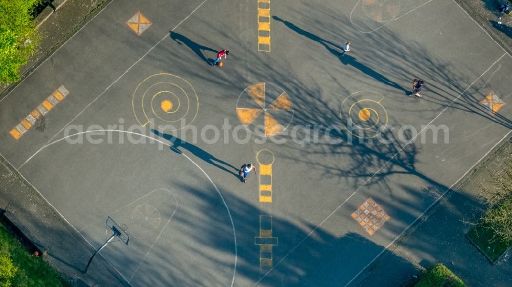 Aerial image Duisburg - Leisure Centre - Amusement Park and Park Am Ingenhonmershof in the district Obermeiderich in Duisburg in the state North Rhine-Westphalia