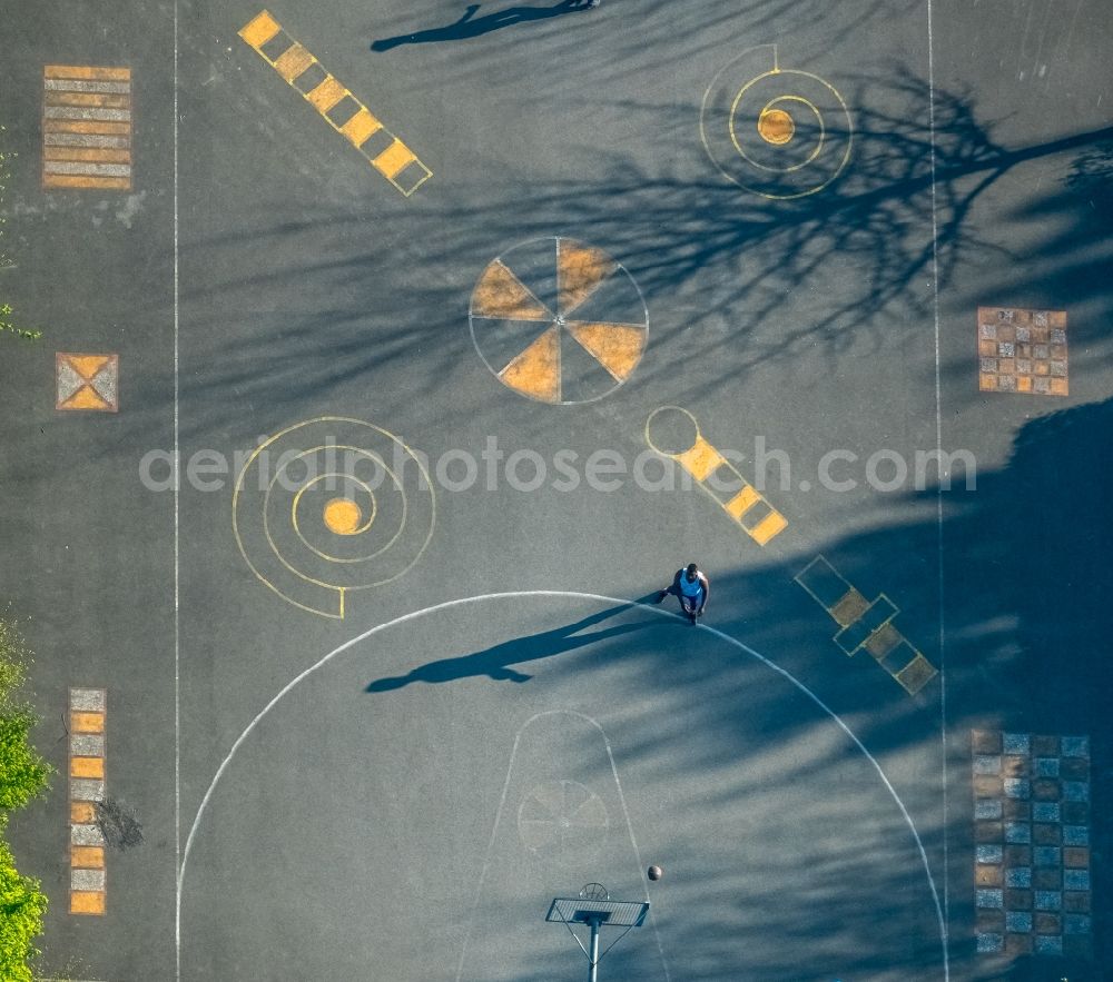 Aerial photograph Duisburg - Leisure Centre - Amusement Park and Park Am Ingenhonmershof in the district Obermeiderich in Duisburg in the state North Rhine-Westphalia