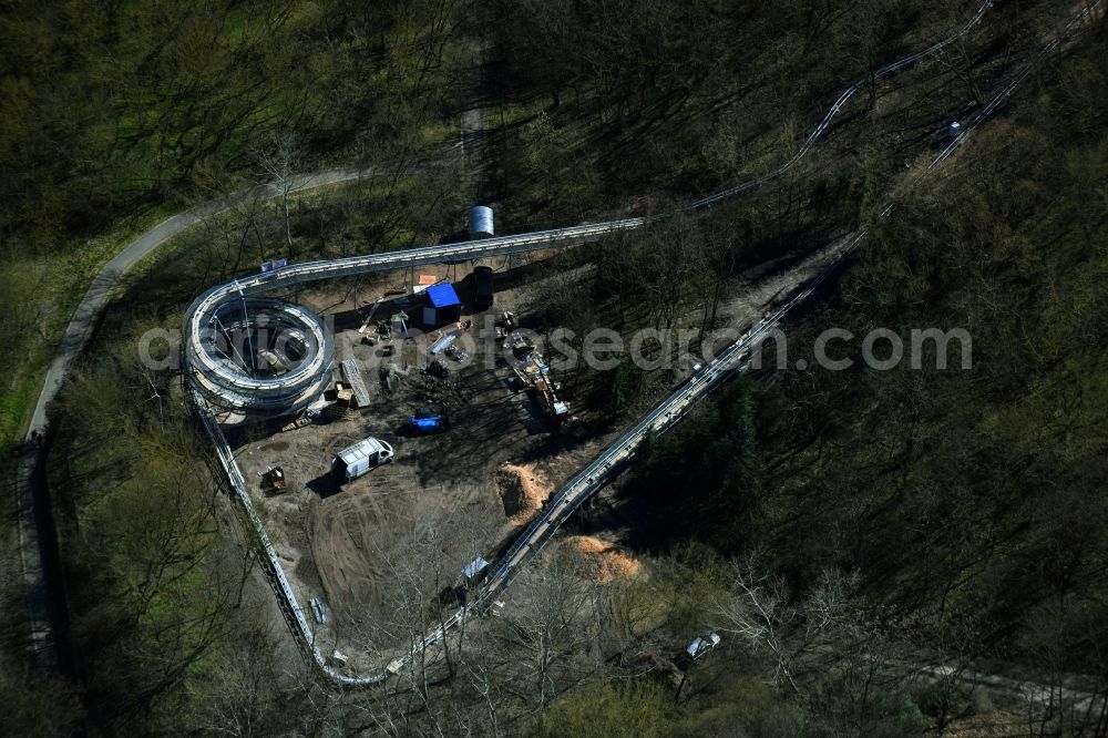 Aerial photograph Berlin - Sports and leisure center of the toboggan run - Nature bobsleigh track on the grounds of the International Garden Exhibition IGA in the Marzahn district of Berlin