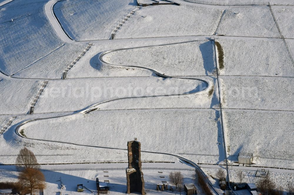 Aerial photograph Magdeburg - Wintry snowy curve Amusement Park of Sommerrodelbahn in Elbauenpark in Magdeburg in the state Saxony-Anhalt