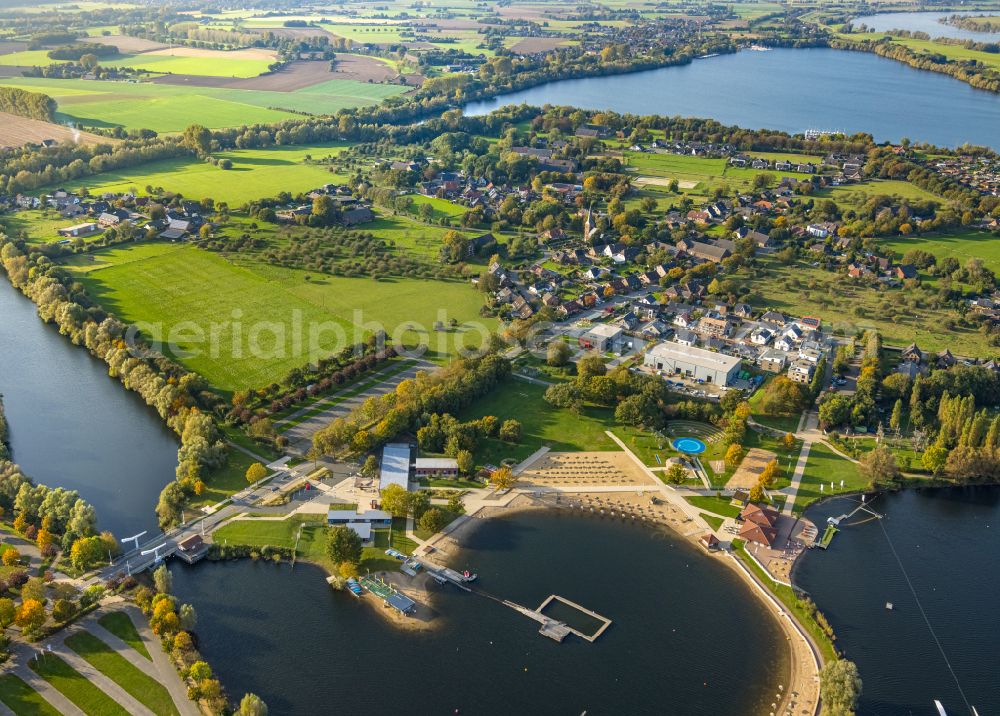 Aerial photograph Xanten - Leisure centre of the waterski race track Suedsee Wakepark - Waterski & Wakeboard in the Xantener Suedsee on the street Am Meerend in the district of Wardt in Xanten in the federal state of North Rhine-Westphalia, Germany