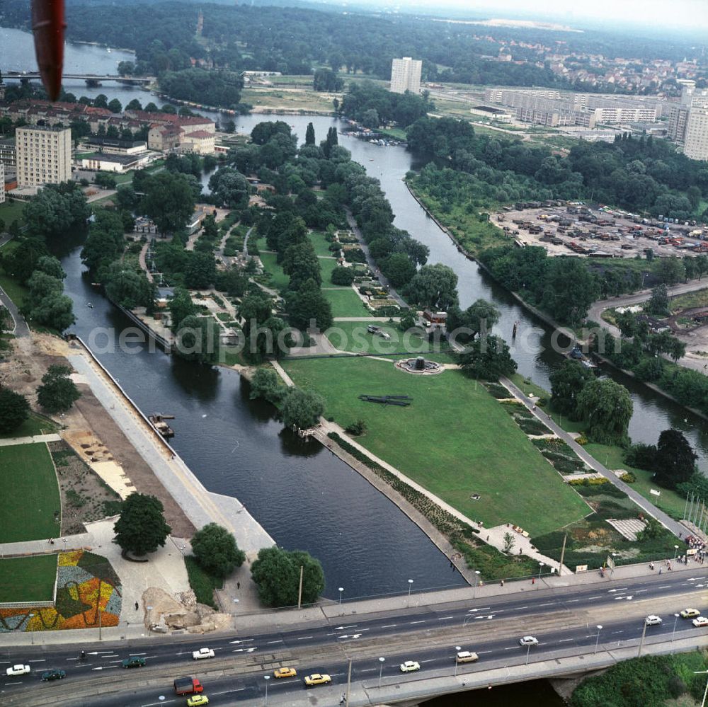 Aerial photograph Potsdam - Blick über die Lange Brücke auf die Freundschaftsinsel, umflossen von den Teilarmen der Havel: Alte Fahrt und Neue Fahrt. View Over the bridge Lange Bruecke aof the island Freundschaftsinsel in the Havel river.