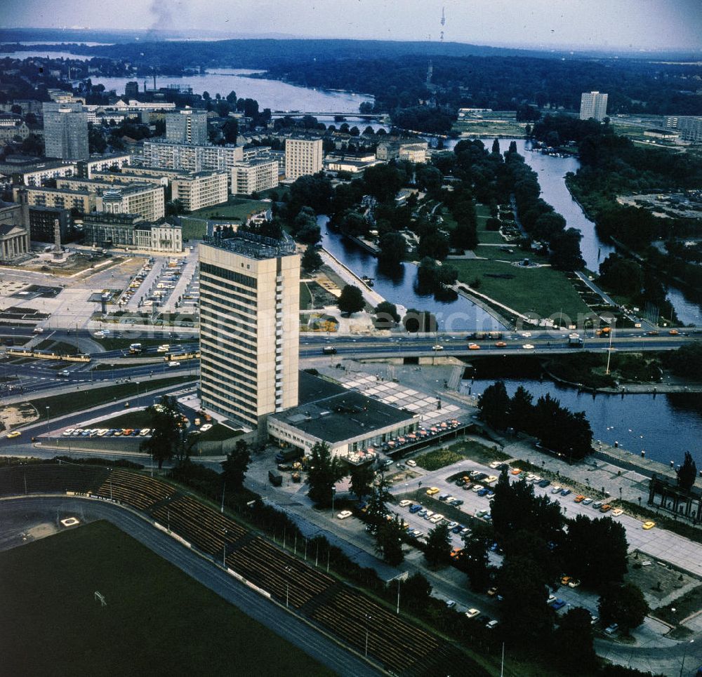 Potsdam from the bird's eye view: Blick auf die Freundschaftsinsel in der Havel in der Innenstadt von Potsdam. Vorn ist das Interhotel Potsdam zu sehen (heute Mercure Hotel Potsdam City). Das im Ausschnitt zu sehende Ernst-Thälmann-Stadion wurde 2001 in Vorbereitung zur Bundesgartenschau 2001 zurückgebaut und der alte Lustgarten wieder hergestellt. View of the Island of Friendship in the Havel in downtown Potsdam. In front the Hotel Inter Potsdam can be seen (now Mercure Hotel Potsdam City). The Stadium Ernst-Thalmann were dismantled in preparation for the Federal Garden Show in 2001.