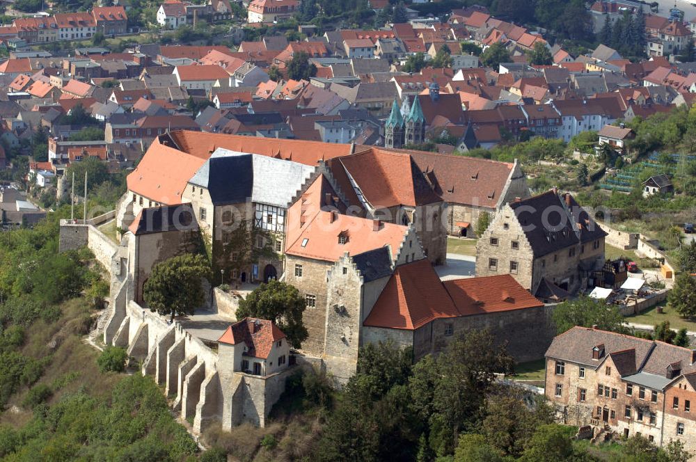 Freyburg from above - Strasse der Romank: Einst die stärkste und nächst der Wartburg-Stiftung Eisenach wohl die bedeutendste Burg der Thüringer Landgrafen. 1992 wurde die Kernburg nach über 20jähriger Schließung und vielen Restaurierungsarbeiten wieder der Öffentlichkeit zugänglich gemacht. Im Hintergrund sind die beiden Kirchtürme der Stadtkirche St.Marien zu sehen.