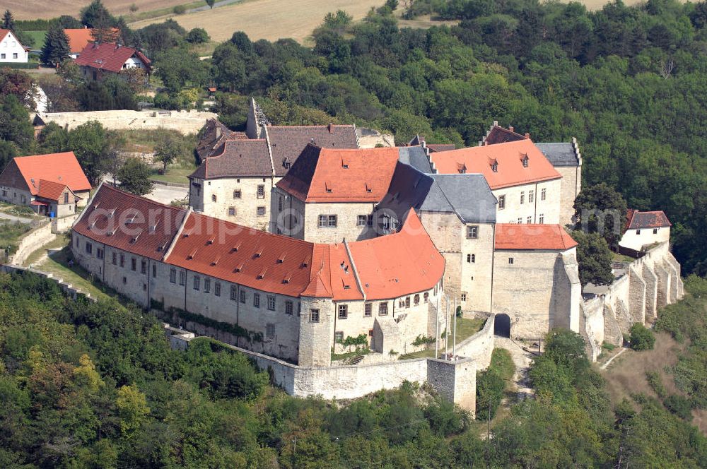 Freyburg from above - Strasse der Romank: Einst die stärkste und nächst der Wartburg-Stiftung Eisenach wohl die bedeutendste Burg der Thüringer Landgrafen. 1992 wurde die Kernburg nach über 20jähriger Schließung und vielen Restaurierungsarbeiten wieder der Öffentlichkeit zugänglich gemacht.