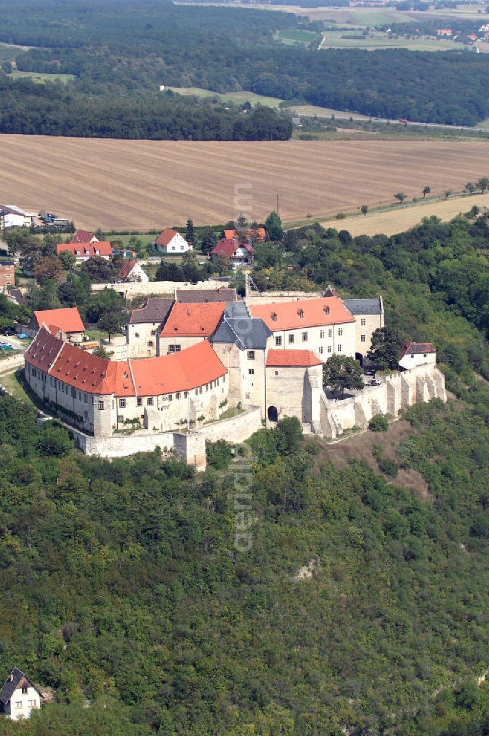 Freyburg from the bird's eye view: Strasse der Romank: Einst die stärkste und nächst der Wartburg-Stiftung Eisenach wohl die bedeutendste Burg der Thüringer Landgrafen. 1992 wurde die Kernburg nach über 20jähriger Schließung und vielen Restaurierungsarbeiten wieder der Öffentlichkeit zugänglich gemacht.