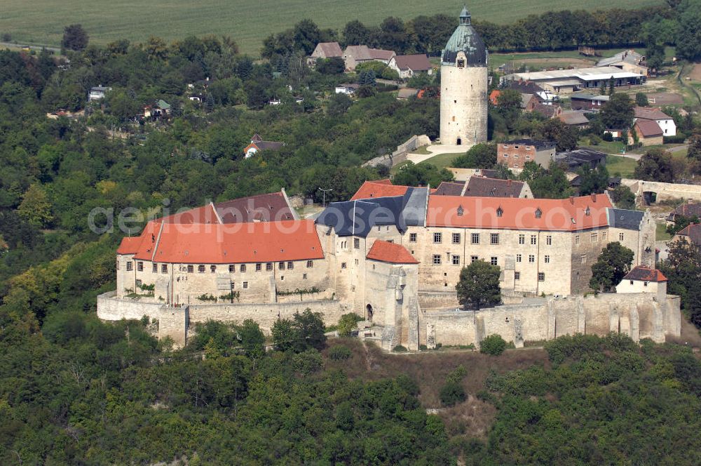 Aerial image Freyburg - Strasse der Romank: Einst die stärkste und nächst der Wartburg-Stiftung Eisenach wohl die bedeutendste Burg der Thüringer Landgrafen. Ein bedeutender Vertreter spätromanischer Rundtürme mit überkuppelten Hauptgeschoß, Kamin und Aborterkern ist der gut erhaltene Burgfried, der 'Dicke Wilhelm', welcher 1550 entstand.