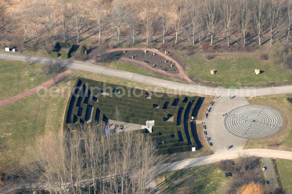 Berlin from the bird's eye view: Frühjahrsstimmung im Labyrinth der Mitte im Erholungspark Marzahn. Spring mood in the middle of the labyrinth in the Marzahn Recreational Park.