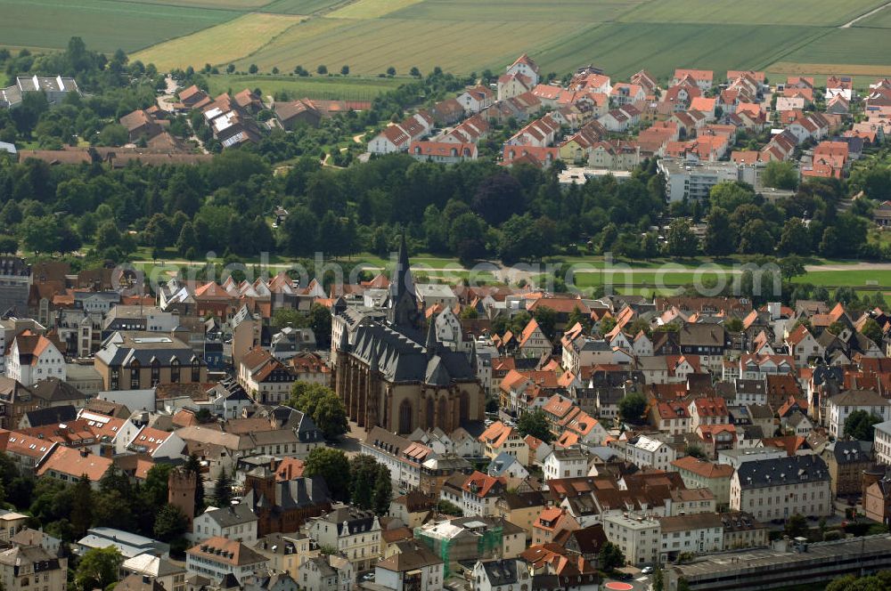 Friedberg from the bird's eye view: Blick auf das Friedberger Stadtzentrum mit der evangelisch-lutherischen Stadtkirche Unserer Lieben Frau. Sie ist eine gotische Hallenkirche, die in der Zeit zwischen 1260 und 1410 erbaut wurde. Der Innenraum steht dabei in der Nachfolge der Elisabethkirche (Marburg). Als Kostbarkeiten gelten der gotische Lettner, das spätgotische Sakramentshaus und bedeutende Reste an Glasmalerei des 14. und 15. Jahrhunderts.