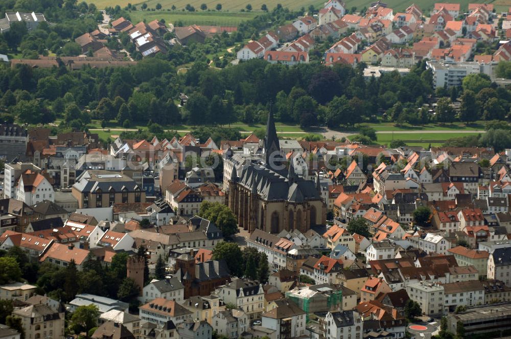 Aerial image Friedberg - Blick auf das Friedberger Stadtzentrum mit der evangelisch-lutherischen Stadtkirche Unserer Lieben Frau. Sie ist eine gotische Hallenkirche, die in der Zeit zwischen 1260 und 1410 erbaut wurde. Der Innenraum steht dabei in der Nachfolge der Elisabethkirche (Marburg). Als Kostbarkeiten gelten der gotische Lettner, das spätgotische Sakramentshaus und bedeutende Reste an Glasmalerei des 14. und 15. Jahrhunderts.