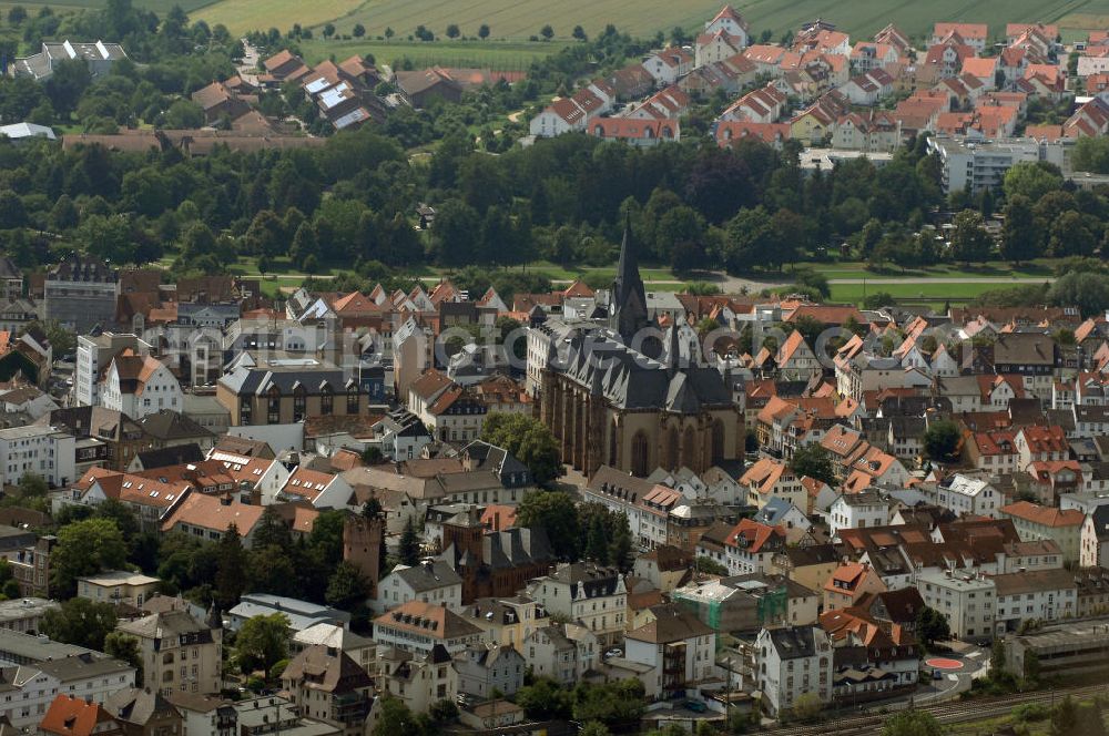 Aerial photograph Friedberg - Blick auf das Friedberger Stadtzentrum mit der evangelisch-lutherischen Stadtkirche Unserer Lieben Frau. Sie ist eine gotische Hallenkirche, die in der Zeit zwischen 1260 und 1410 erbaut wurde. Der Innenraum steht dabei in der Nachfolge der Elisabethkirche (Marburg). Als Kostbarkeiten gelten der gotische Lettner, das spätgotische Sakramentshaus und bedeutende Reste an Glasmalerei des 14. und 15. Jahrhunderts.