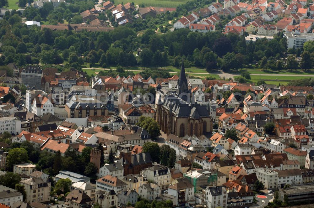 Friedberg from above - Blick auf das Friedberger Stadtzentrum mit der evangelisch-lutherischen Stadtkirche Unserer Lieben Frau. Sie ist eine gotische Hallenkirche, die in der Zeit zwischen 1260 und 1410 erbaut wurde. Der Innenraum steht dabei in der Nachfolge der Elisabethkirche (Marburg). Als Kostbarkeiten gelten der gotische Lettner, das spätgotische Sakramentshaus und bedeutende Reste an Glasmalerei des 14. und 15. Jahrhunderts.