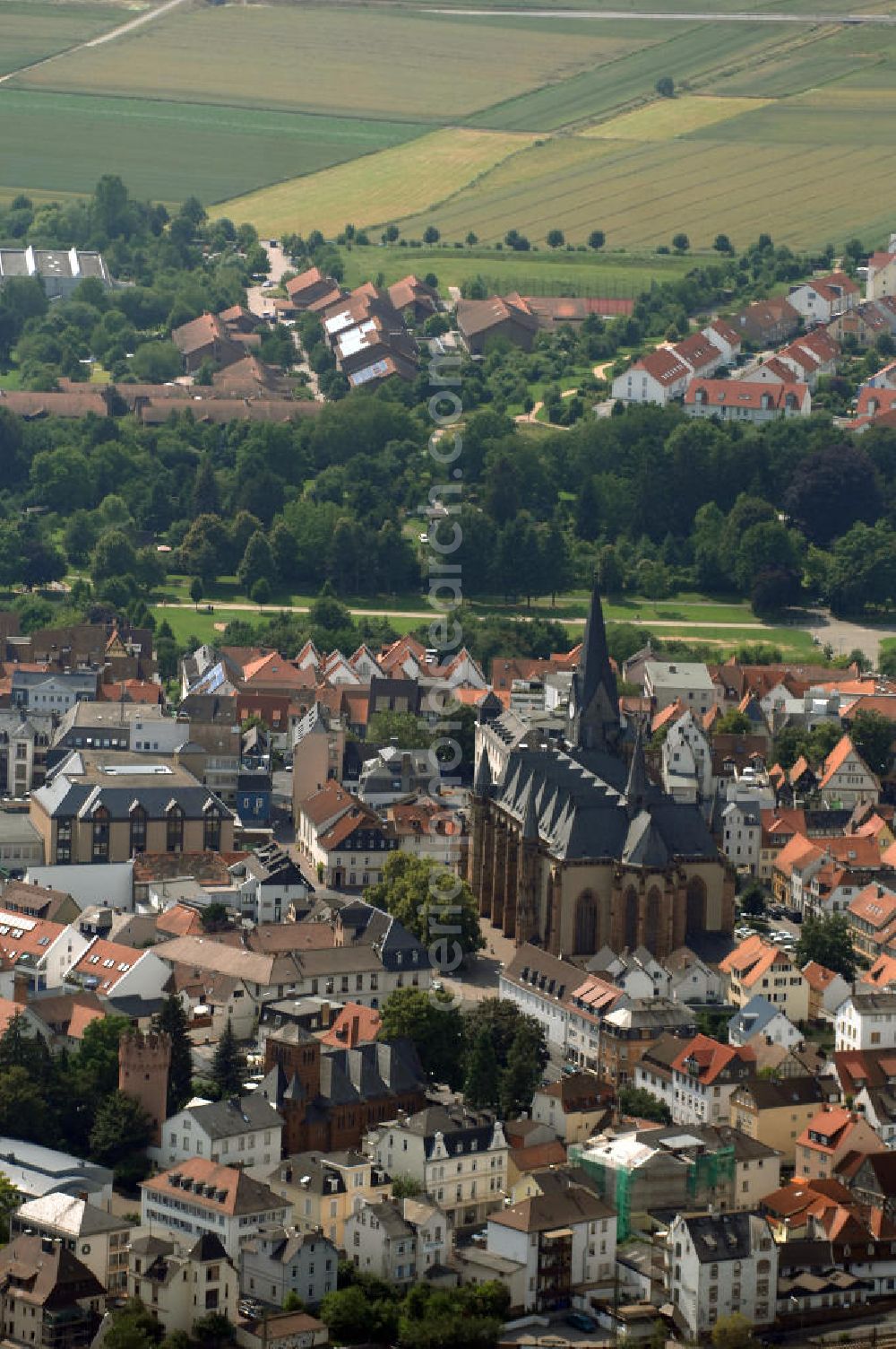 Friedberg from the bird's eye view: Blick auf das Friedberger Stadtzentrum mit der evangelisch-lutherischen Stadtkirche Unserer Lieben Frau. Sie ist eine gotische Hallenkirche, die in der Zeit zwischen 1260 und 1410 erbaut wurde. Der Innenraum steht dabei in der Nachfolge der Elisabethkirche (Marburg). Als Kostbarkeiten gelten der gotische Lettner, das spätgotische Sakramentshaus und bedeutende Reste an Glasmalerei des 14. und 15. Jahrhunderts.