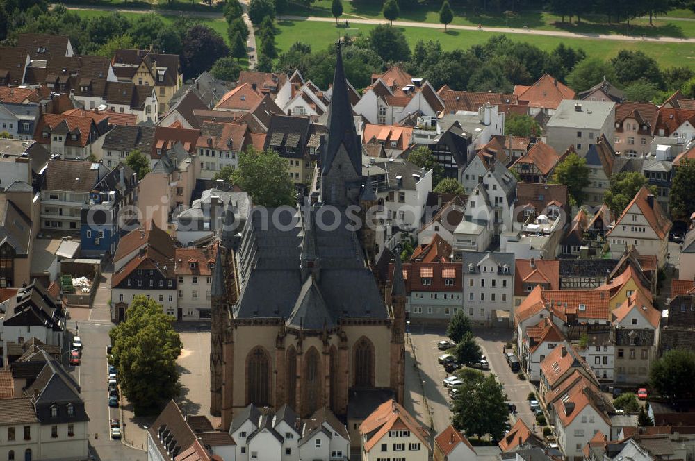 Aerial image Friedberg - Blick auf das Friedberger Stadtzentrum mit der evangelisch-lutherischen Stadtkirche Unserer Lieben Frau. Sie ist eine gotische Hallenkirche, die in der Zeit zwischen 1260 und 1410 erbaut wurde. Der Innenraum steht dabei in der Nachfolge der Elisabethkirche (Marburg). Als Kostbarkeiten gelten der gotische Lettner, das spätgotische Sakramentshaus und bedeutende Reste an Glasmalerei des 14. und 15. Jahrhunderts.