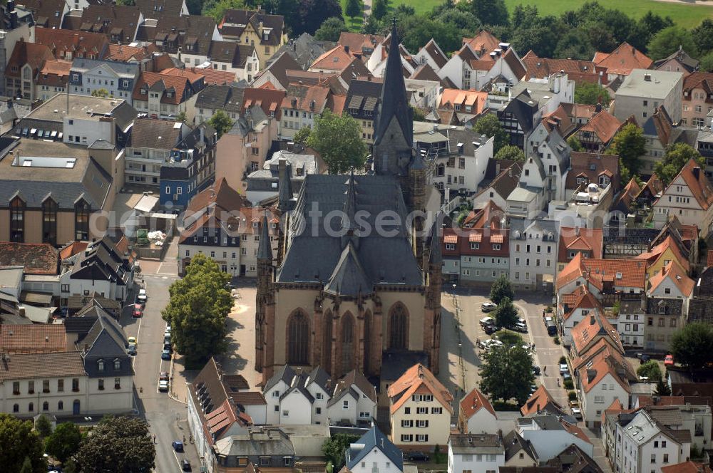 Aerial photograph Friedberg - Blick auf das Friedberger Stadtzentrum mit der evangelisch-lutherischen Stadtkirche Unserer Lieben Frau. Sie ist eine gotische Hallenkirche, die in der Zeit zwischen 1260 und 1410 erbaut wurde. Der Innenraum steht dabei in der Nachfolge der Elisabethkirche (Marburg). Als Kostbarkeiten gelten der gotische Lettner, das spätgotische Sakramentshaus und bedeutende Reste an Glasmalerei des 14. und 15. Jahrhunderts.